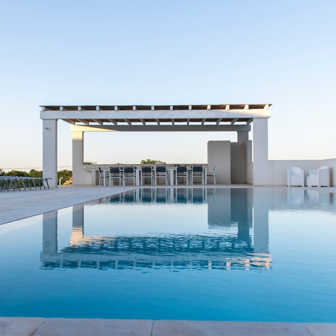 Infinity pool and pergola at water level, Residenza del Duca